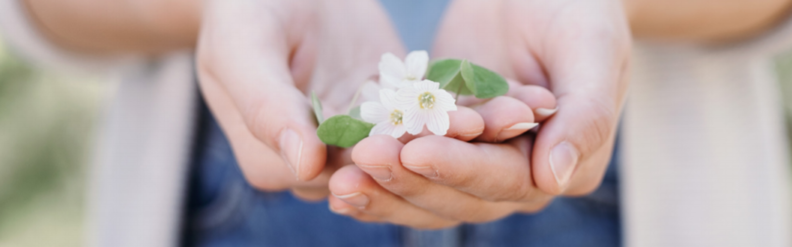 Kvinna med blommor i handen