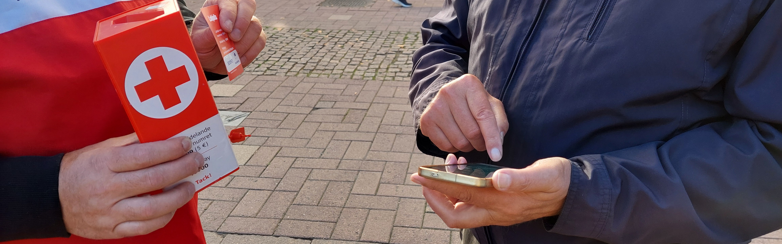 Henkilö tekee mobiililahjoitusta
