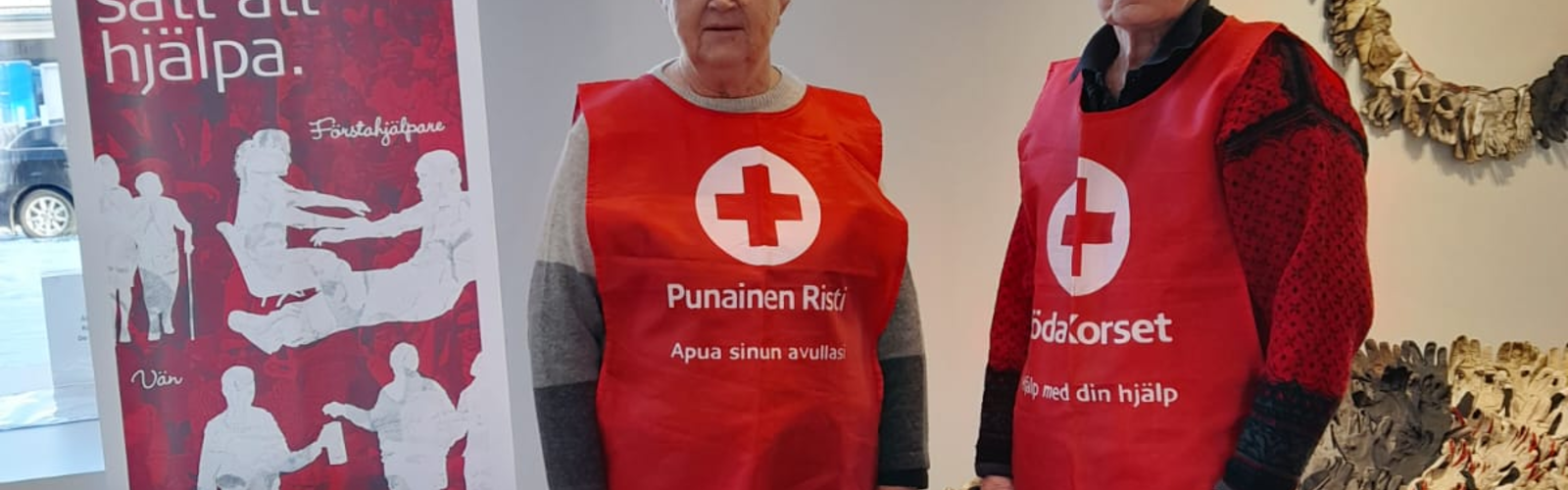 Två volontärer från Röda Korset.