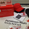 Punaisen Ristin myyntituotteita pöydällä